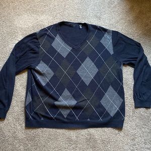 2/$20 Van Heusen pull over V-neck blue argyle sweater. Size men’s XL 100% cotton